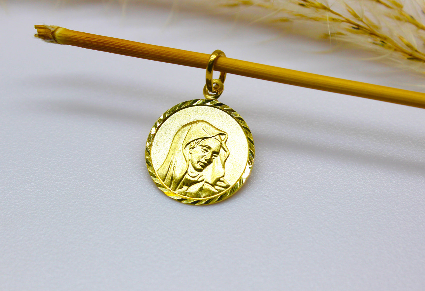 Rundplatten Anhänger mit Mutter Maria Abbildung aus 14K Gelbgold