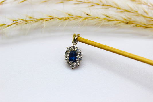 Saphir Anhänger in 14k Weissgold verziert mit 10 Brillanten in Körbchen-Form