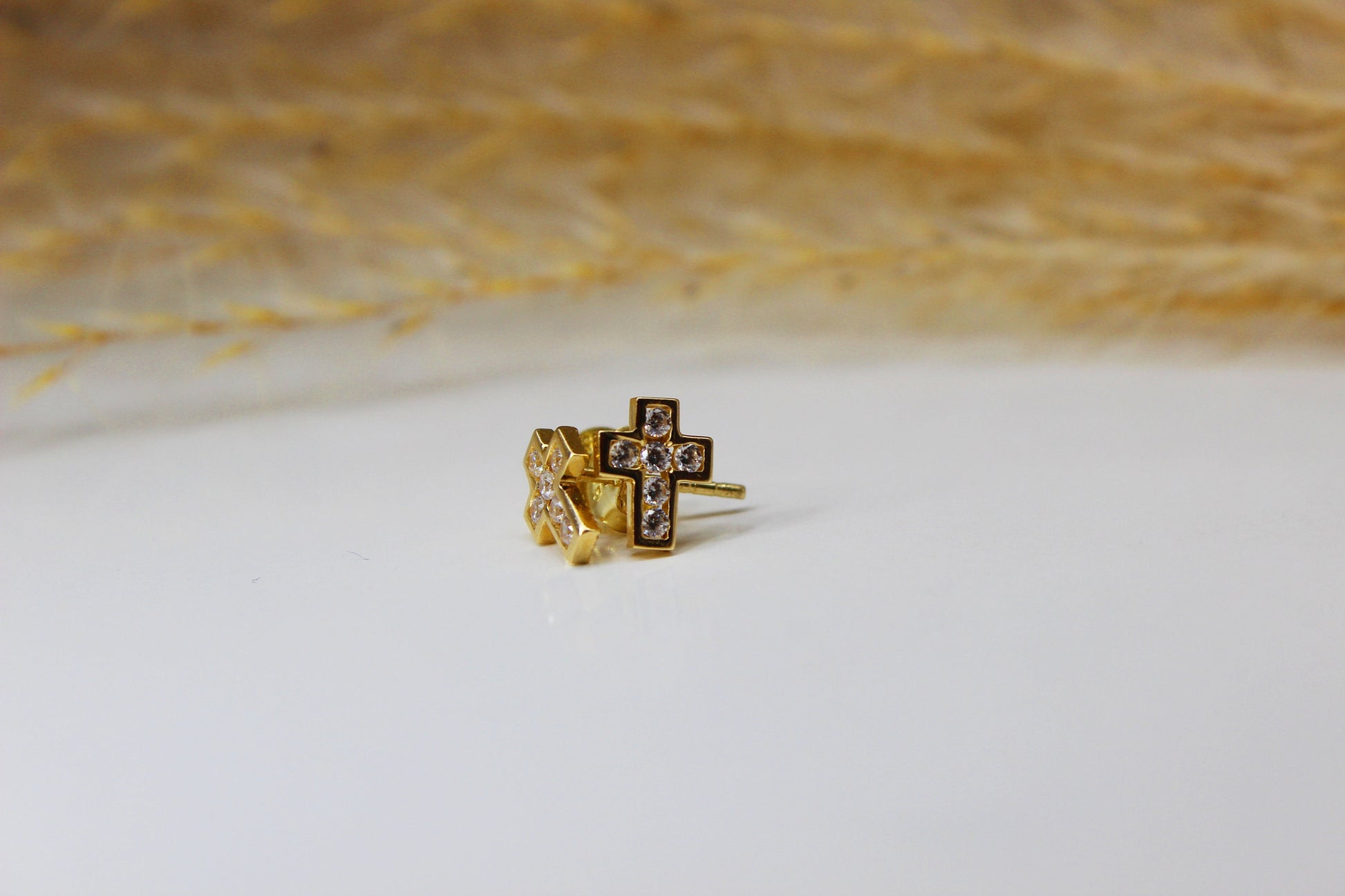 Schlichte Kreuz Ohrstecker aus 585 Gelbgold mit Zirkonia Steinen