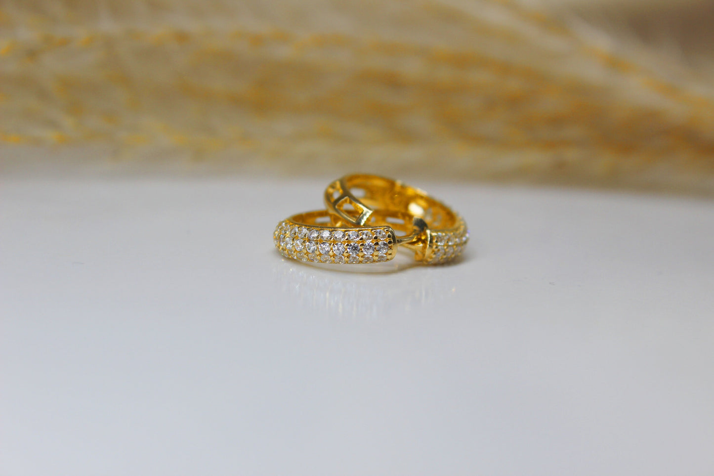 Creolen in 585 Gelbgold mit Zirkonia Steinen Halb-Pavé gefasst
