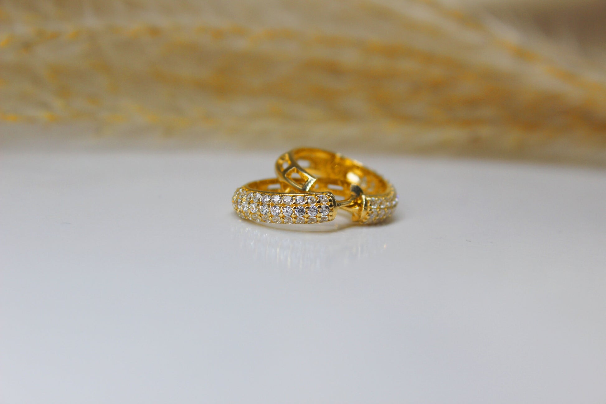 Creolen in 585 Gelbgold mit Zirkonia Steinen Halb-Pavé gefasst