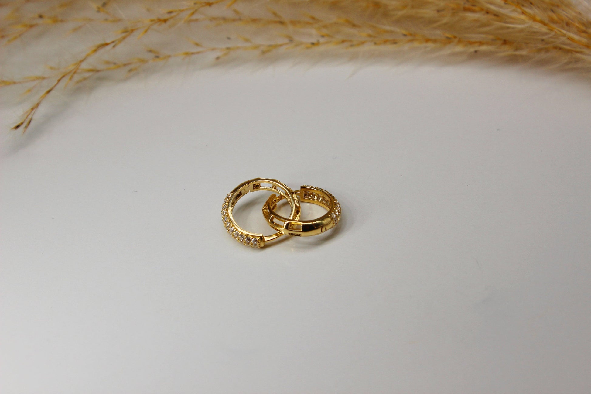 Creolen in 585 Gelbgold mit Zirkonia Steinen Halb-Pavé gefasst