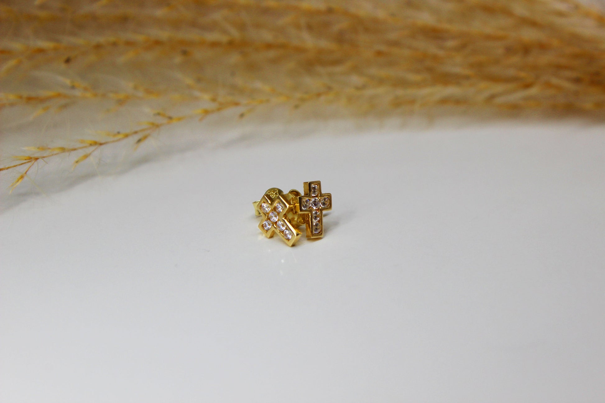 Schlichte Kreuz Ohrstecker aus 585 Gelbgold mit Zirkonia Steinen