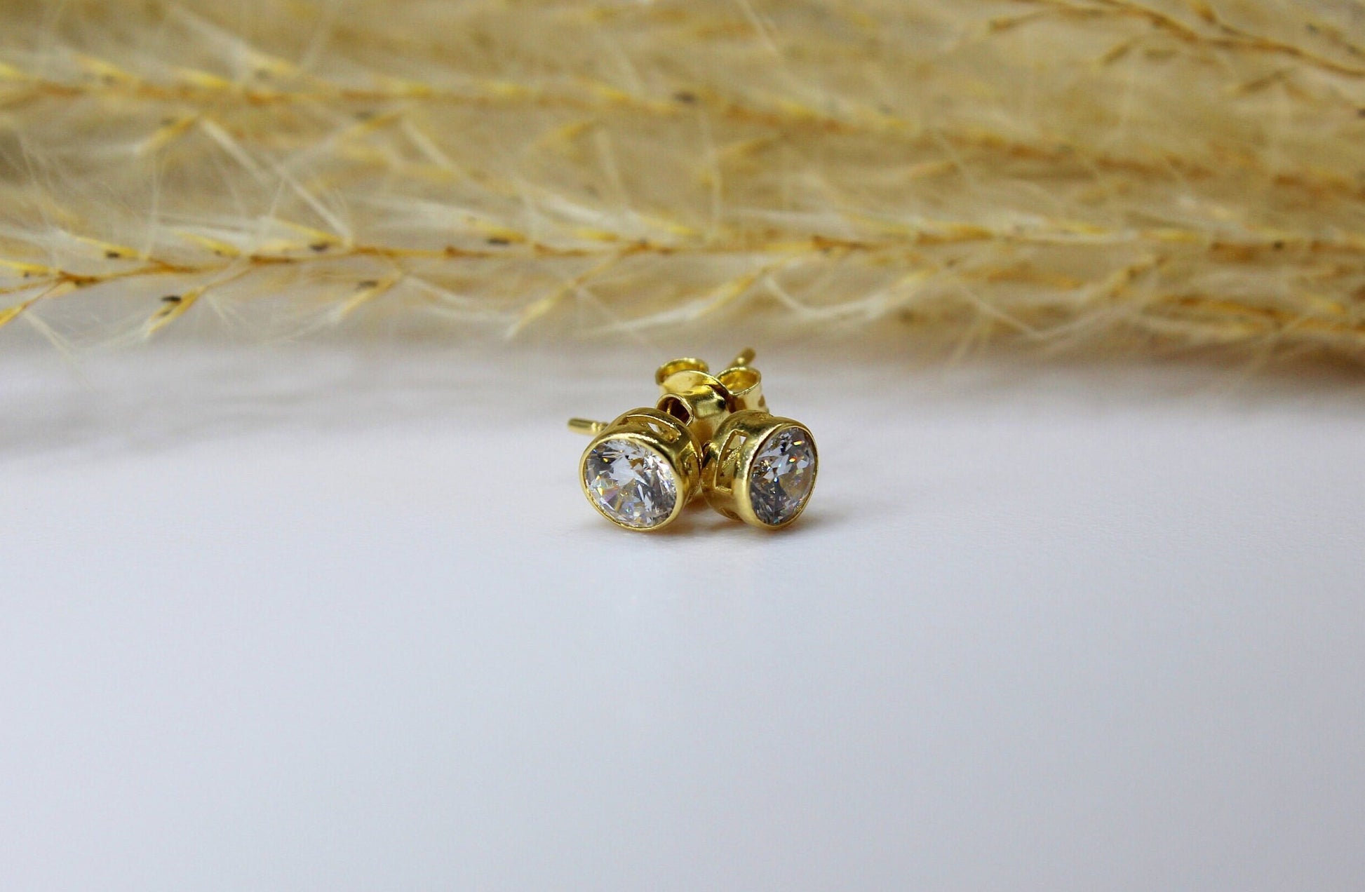 Solitär Ohrstecker in 585 Gelbgold oder Weissgold  mit Zirkonia Stein / Zargenfassung / schmaler Rand
