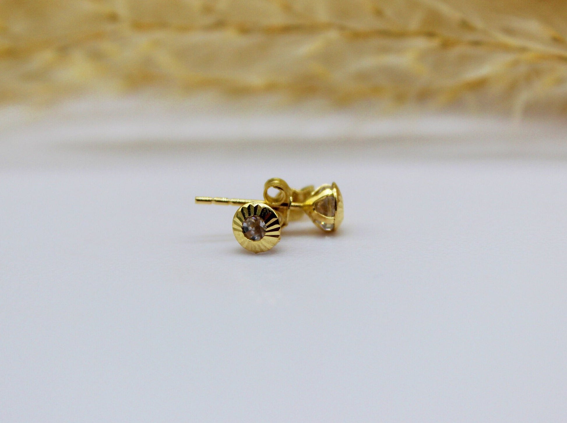 Solitär Ohrstecker in 585 Gelbgold mit Zirkonia Stein / Zargenfassung / Rand Geschliffen
