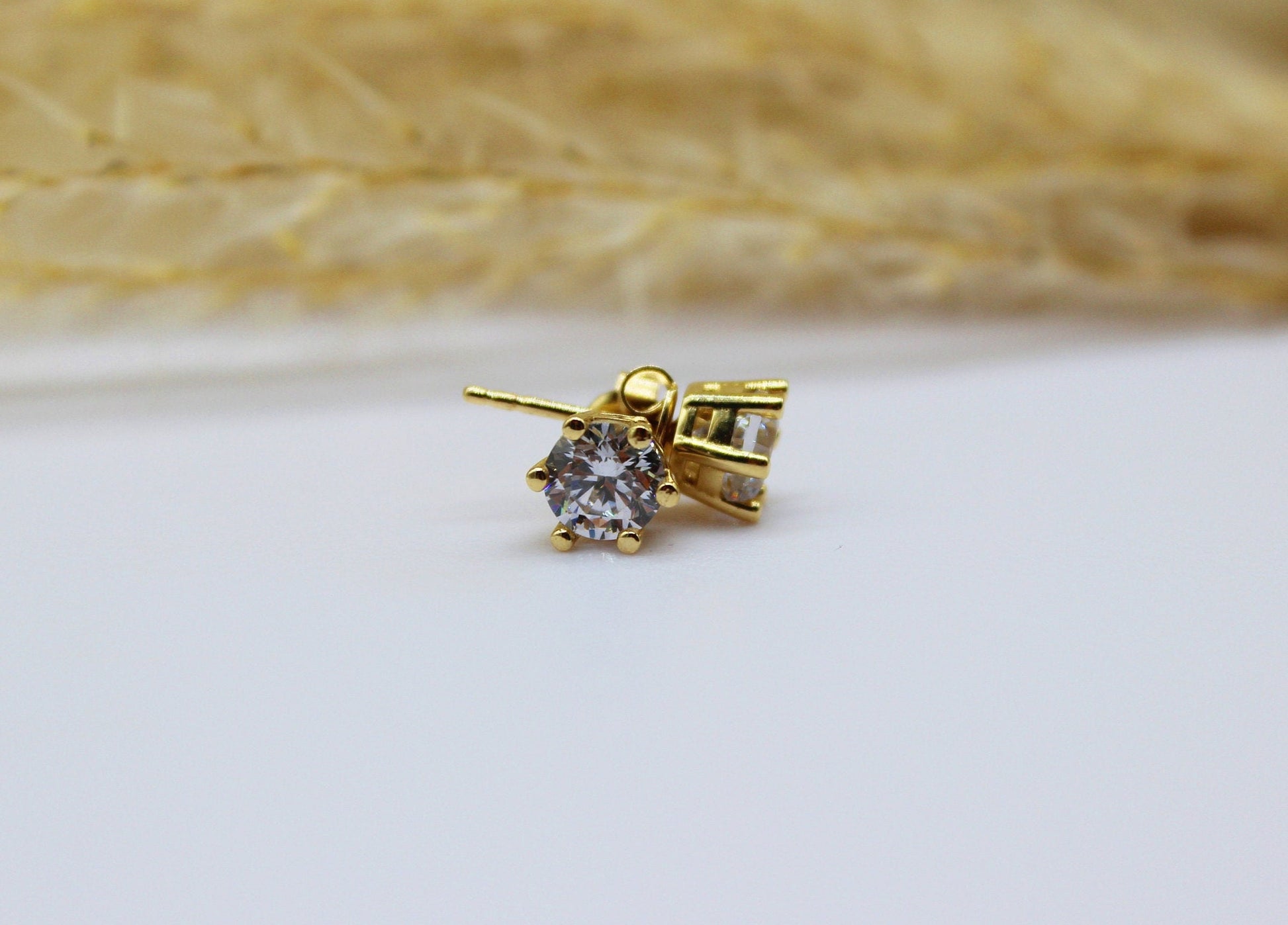 Solitär Ohrstecker in 585 Gelbgold oder Weissgold mit Zirkonia Stein / 6er Krappenfassung