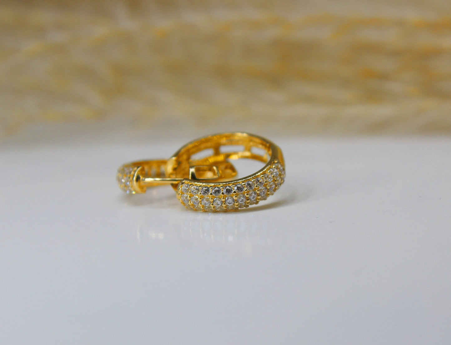 Creolen in 585 Gelbgold mit Zirkonia Steinen Halb-Pavé gefasst