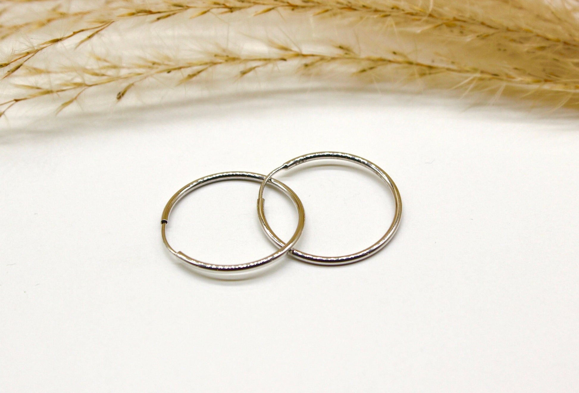 Schlichte & Abgerundete Creolen in 14K Weissgold Fein