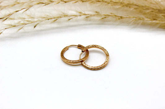 Geschliffene Creolen in 14K Rotgold