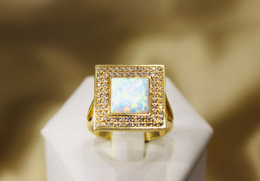 Opal Quadratischer Ring in 14K Gelbgold umrandet von Zirkonia-Steinen in Zargenfassung