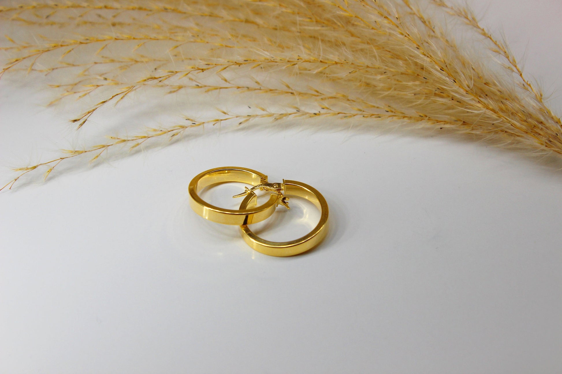 Schlichte Creolen in 585 Gelbgold mit flachem Profil
