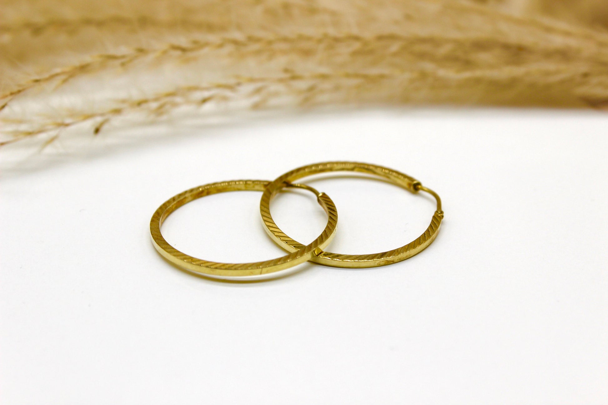Geschliffene Creolen in 14K Gelbgold