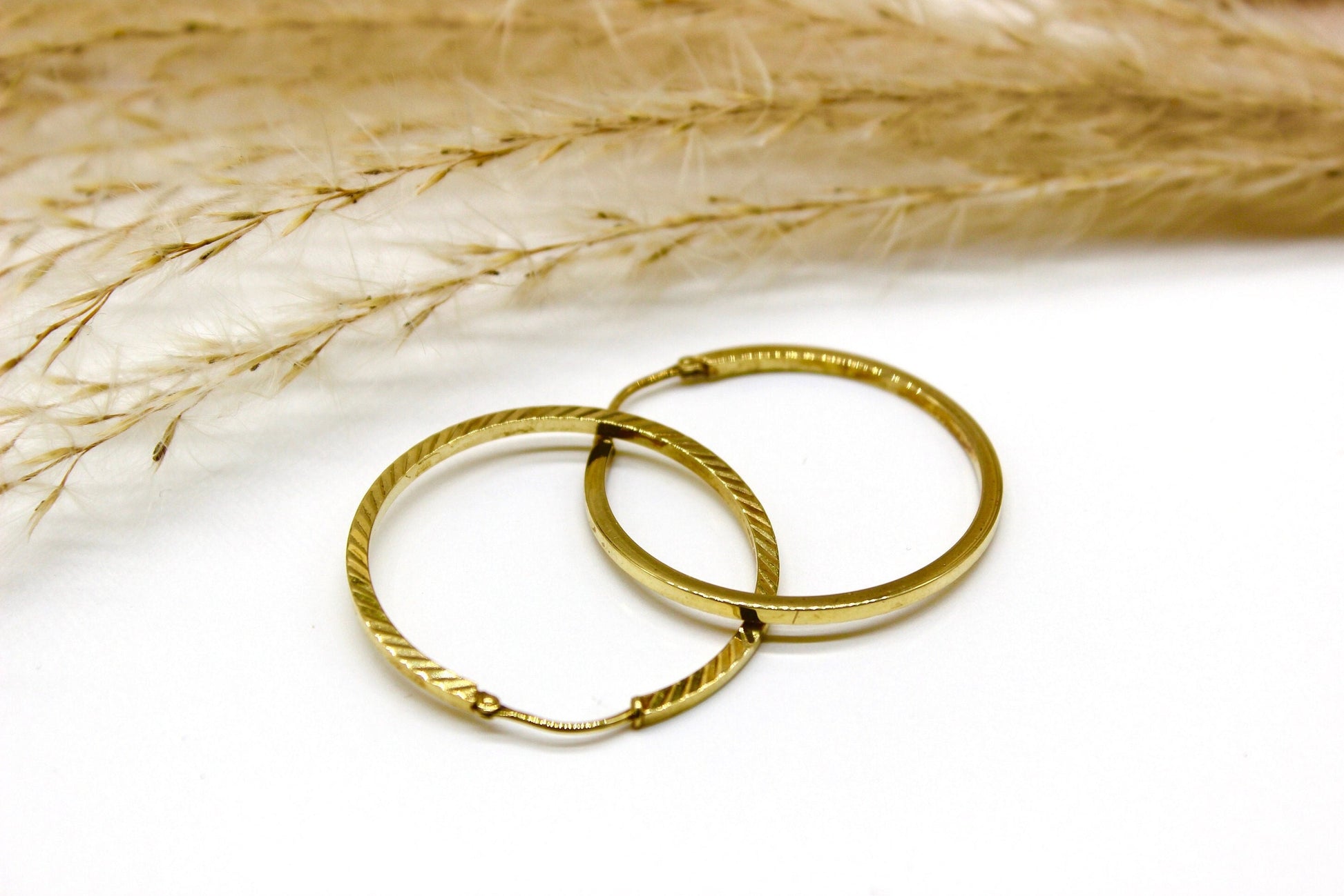 Geschliffene Creolen in 14K Gelbgold